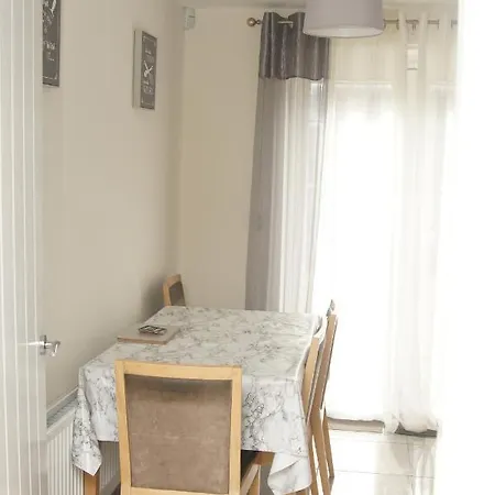 Deluxe Centre 4 Bedroom Entire Town House *