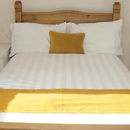 Deluxe Centre 4 Bedroom Entire Town House