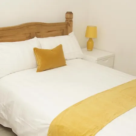Deluxe Centre 4 Bedroom Entire Town House * Leeds (West Yorkshire)