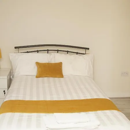 Deluxe Centre 4 Bedroom Entire Town House Apartment