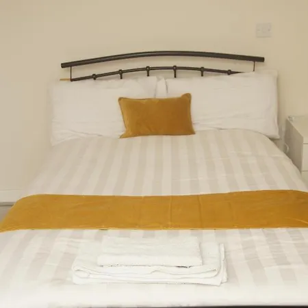 Apartment Deluxe Centre 4 Bedroom Entire Town House *