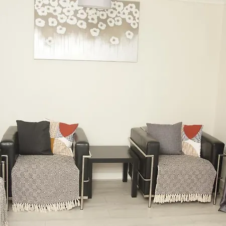 Deluxe Centre 4 Bedroom Entire Town House Apartment *
