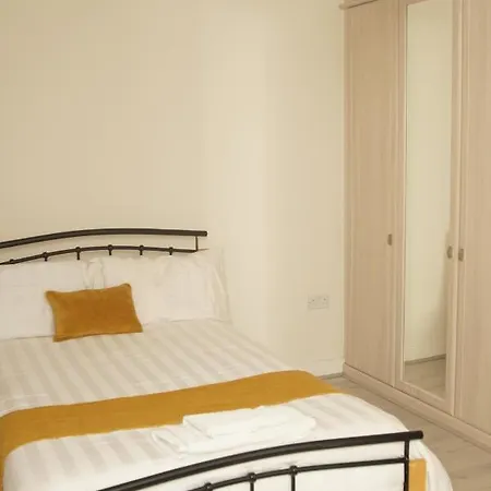 Deluxe Centre 4 Bedroom Entire Town House