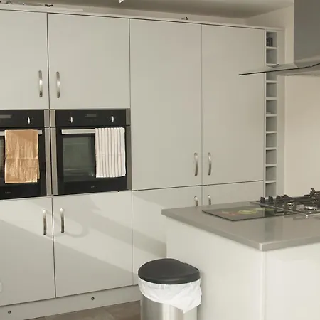 Deluxe Centre 4 Bedroom Entire Town House *