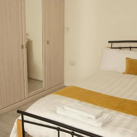 Deluxe Centre 4 Bedroom Entire Town House Apartment