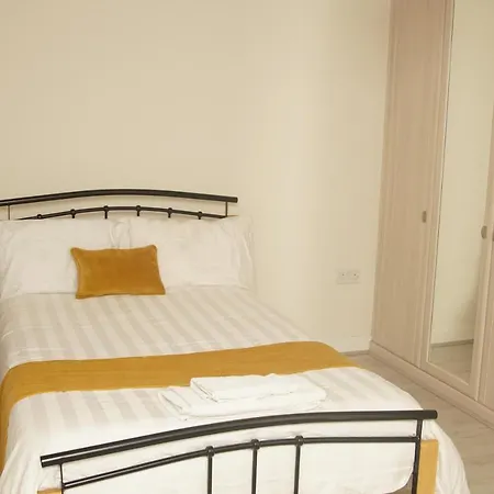 Deluxe Centre 4 Bedroom Entire Town House *