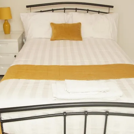 Deluxe Centre 4 Bedroom Entire Town House
