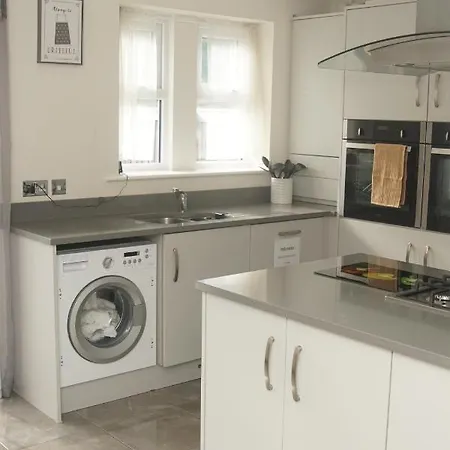 Apartment Deluxe Centre 4 Bedroom Entire Town House